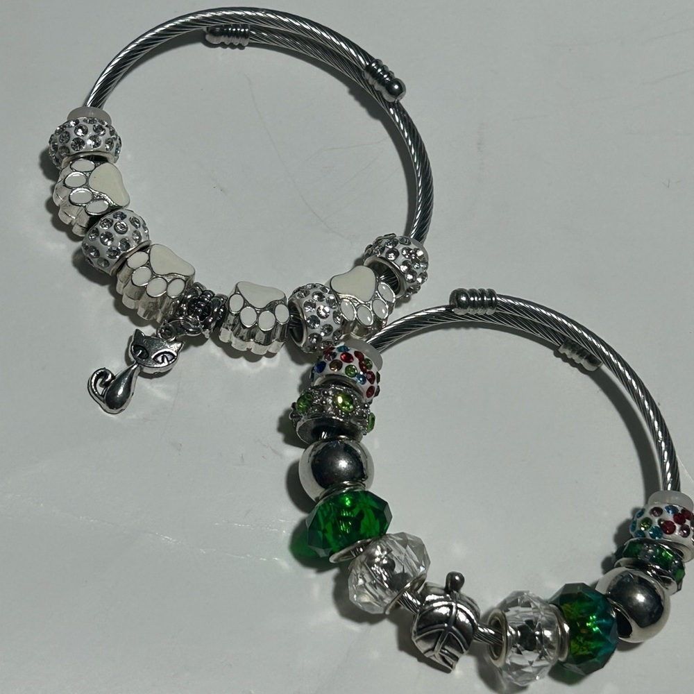 Chic Silver Bracelet with Green Accents